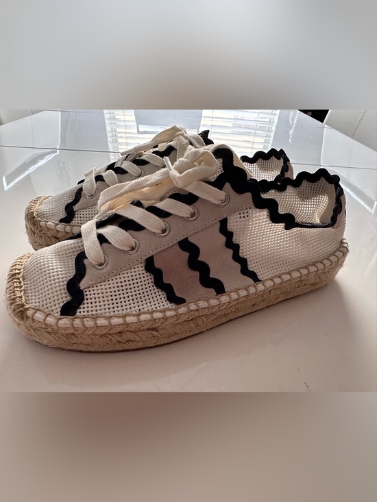 Bernardo Shoes - Bernardo Vale Scalloped Mesh Espadrille Sneakers - Like New - White/Black Size 6
